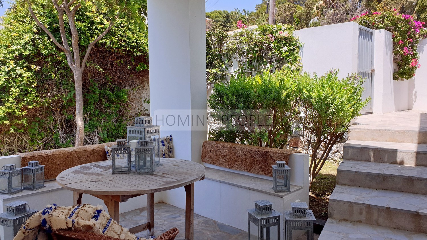 NO DISPONIBLE_Preciosa villa de diseño moderno en un acantilado sobre el mar