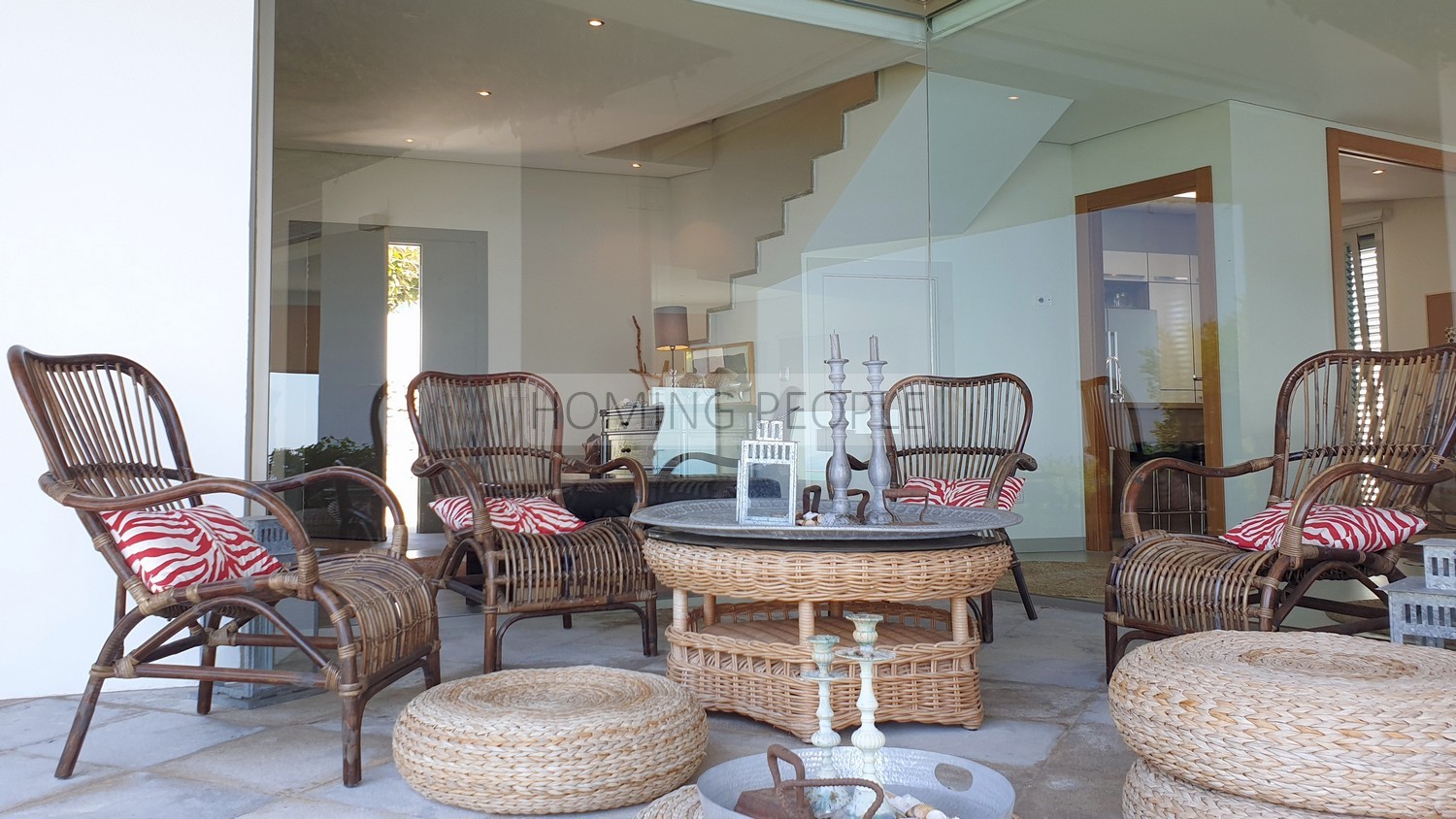NO DISPONIBLE_Preciosa villa de diseño moderno en un acantilado sobre el mar