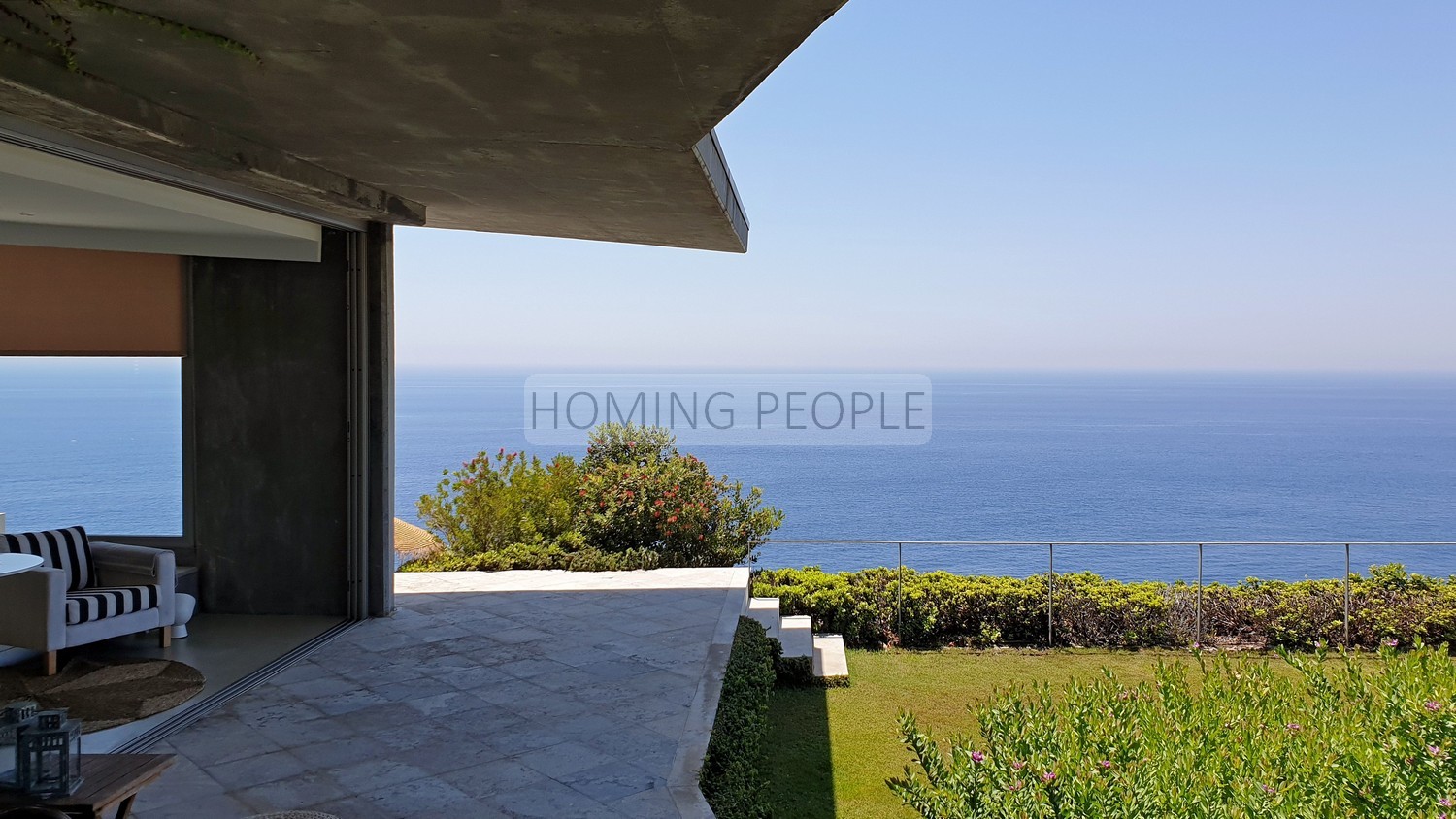 Magnifique villa moderne de design sur une falaise surplombant la Méditerranée