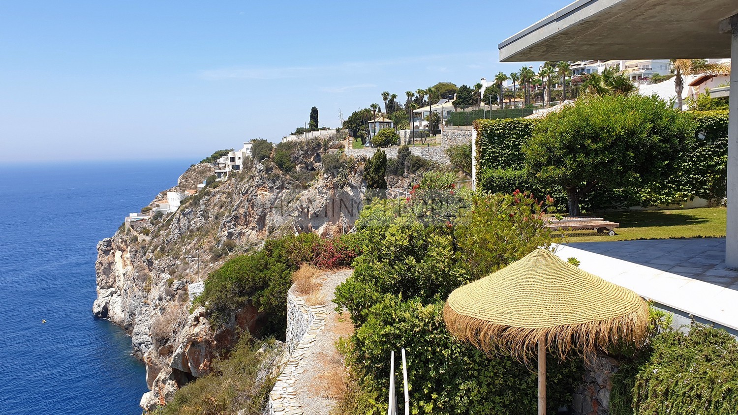 Preciosa villa de diseño moderno en un acantilado sobre el mar