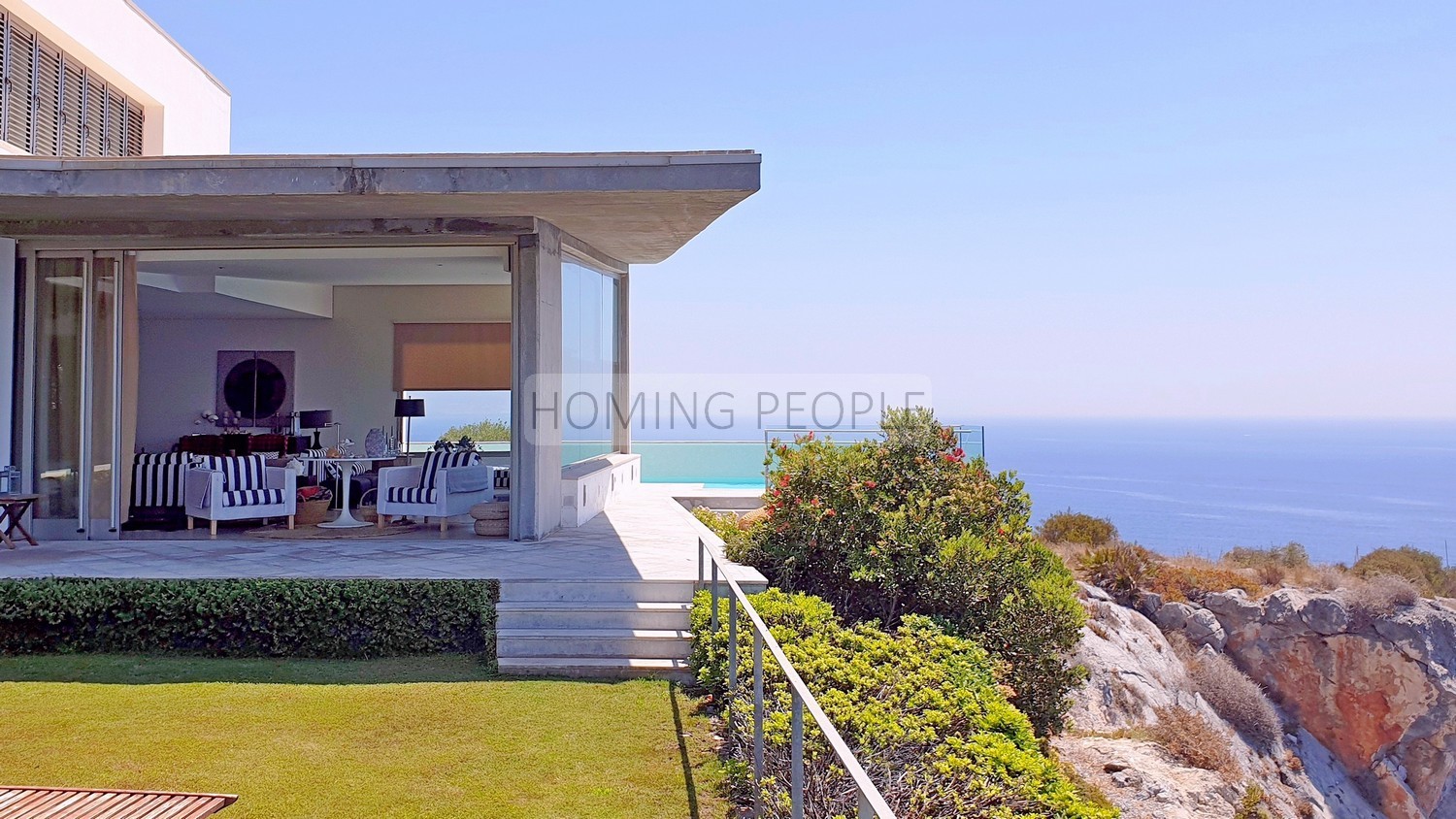NO DISPONIBLE_Preciosa villa de diseño moderno en un acantilado sobre el mar