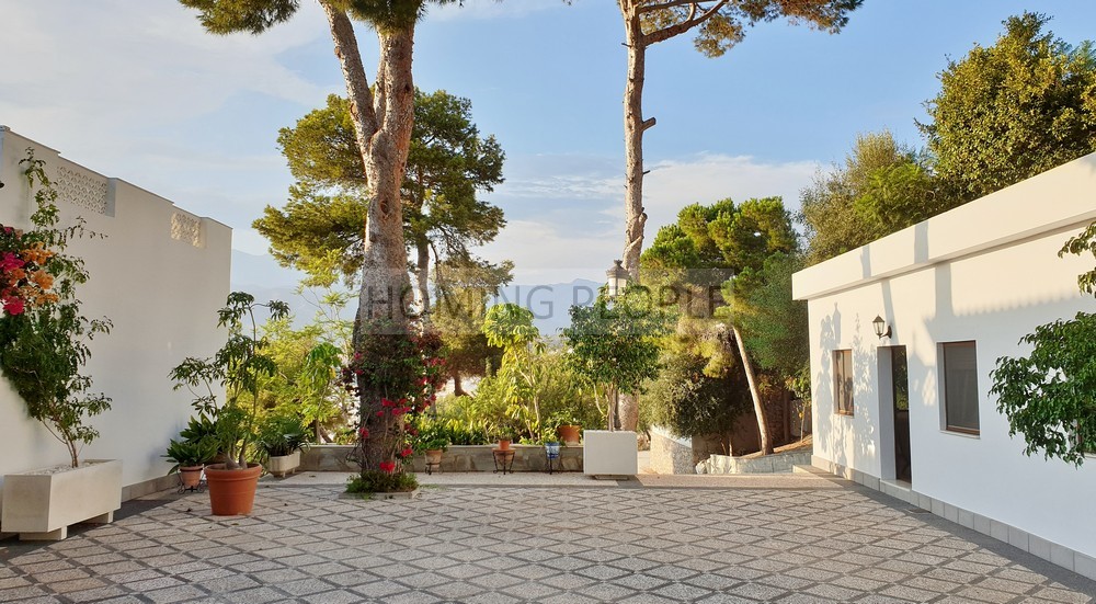 Espectacular chalet con mucho encanto; distribución interna ideal para compartir o recibir familiares