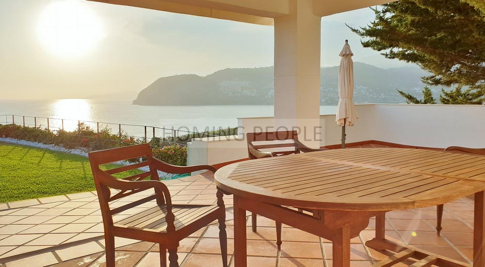 Espectacular chalet con mucho encanto; distribución interna ideal para compartir o recibir familiares
