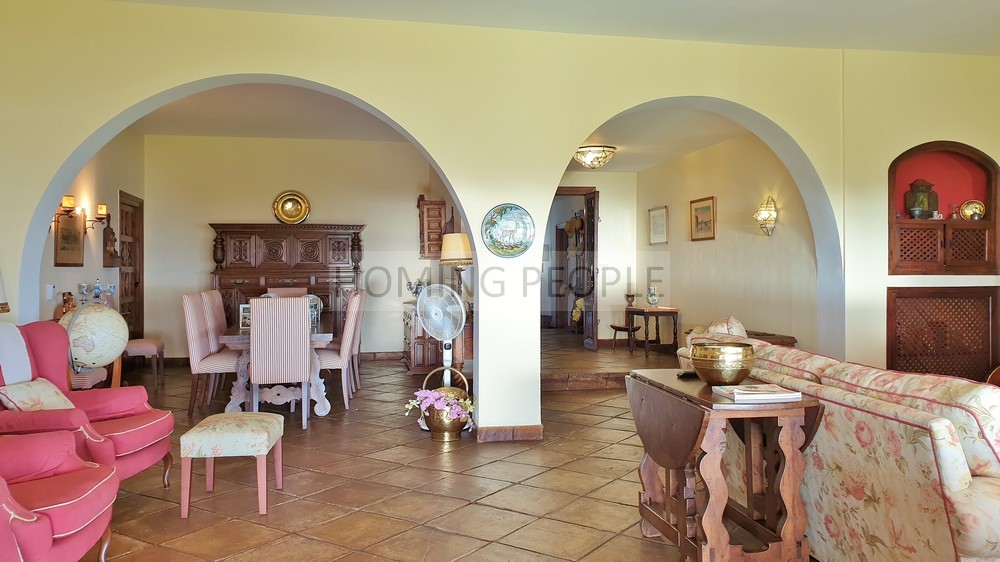 Espectacular chalet con mucho encanto; distribución interna ideal para compartir o recibir familiares