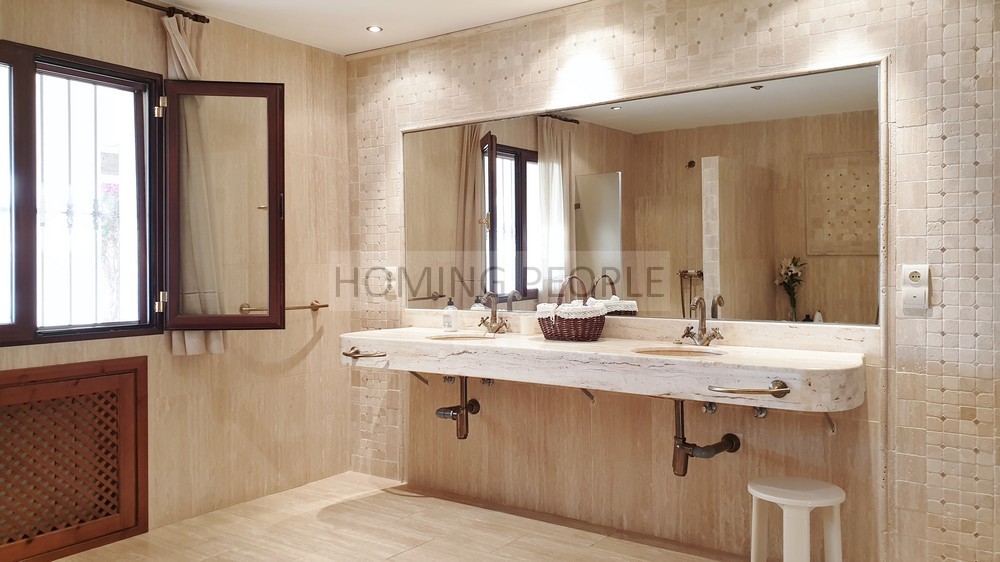 Espectacular chalet con mucho encanto; distribución interna ideal para compartir o recibir familiares