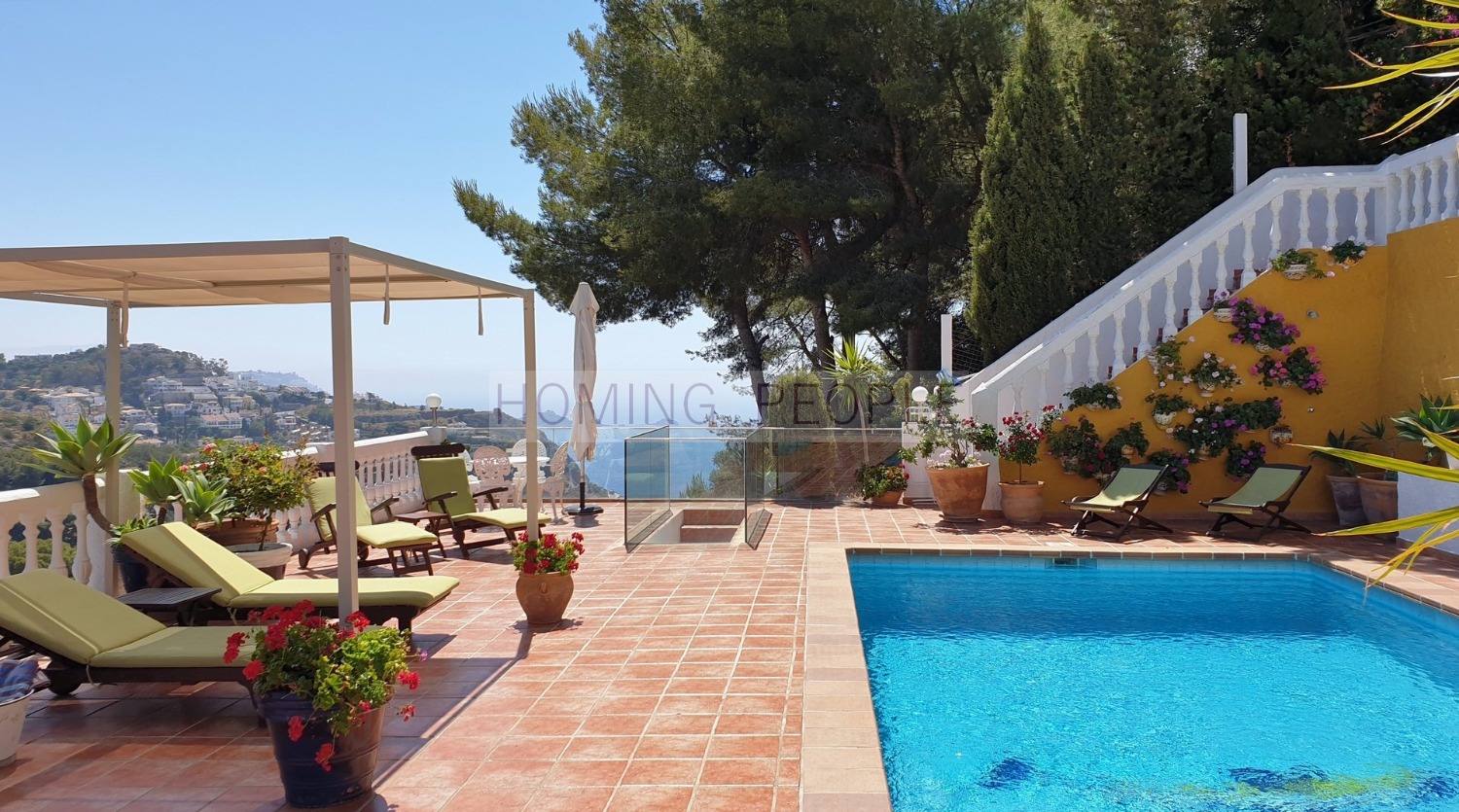 Villa avec piscine et vues sur mer, située dans un résidenciel très apprécié