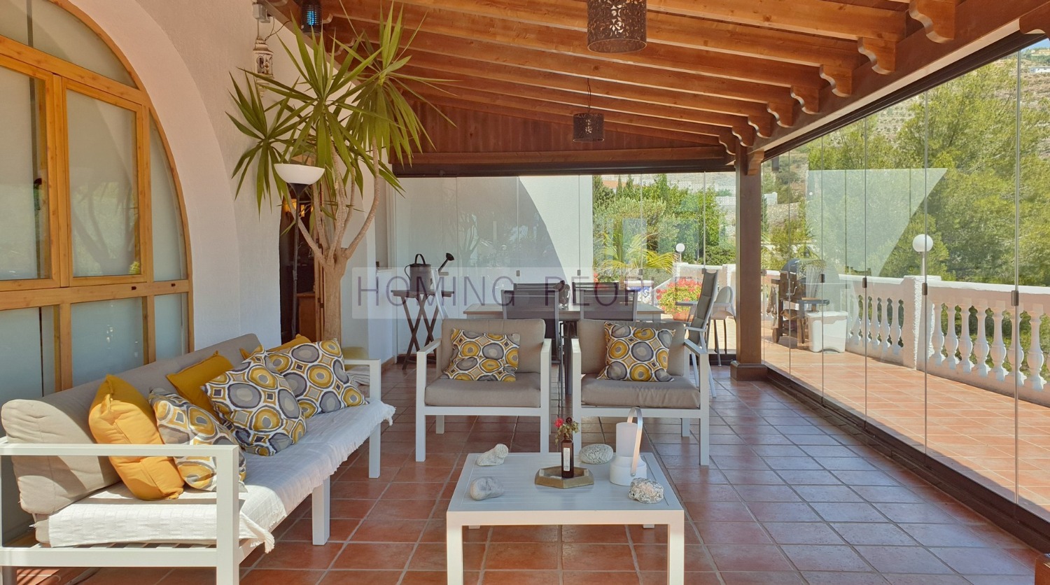 VENDIDO_Villa con piscina y vistas al mar, situado en zona residencial muy apreciada