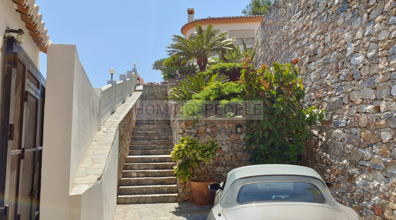 VENDIDO_Villa con piscina y vistas al mar, situado en zona residencial muy apreciada