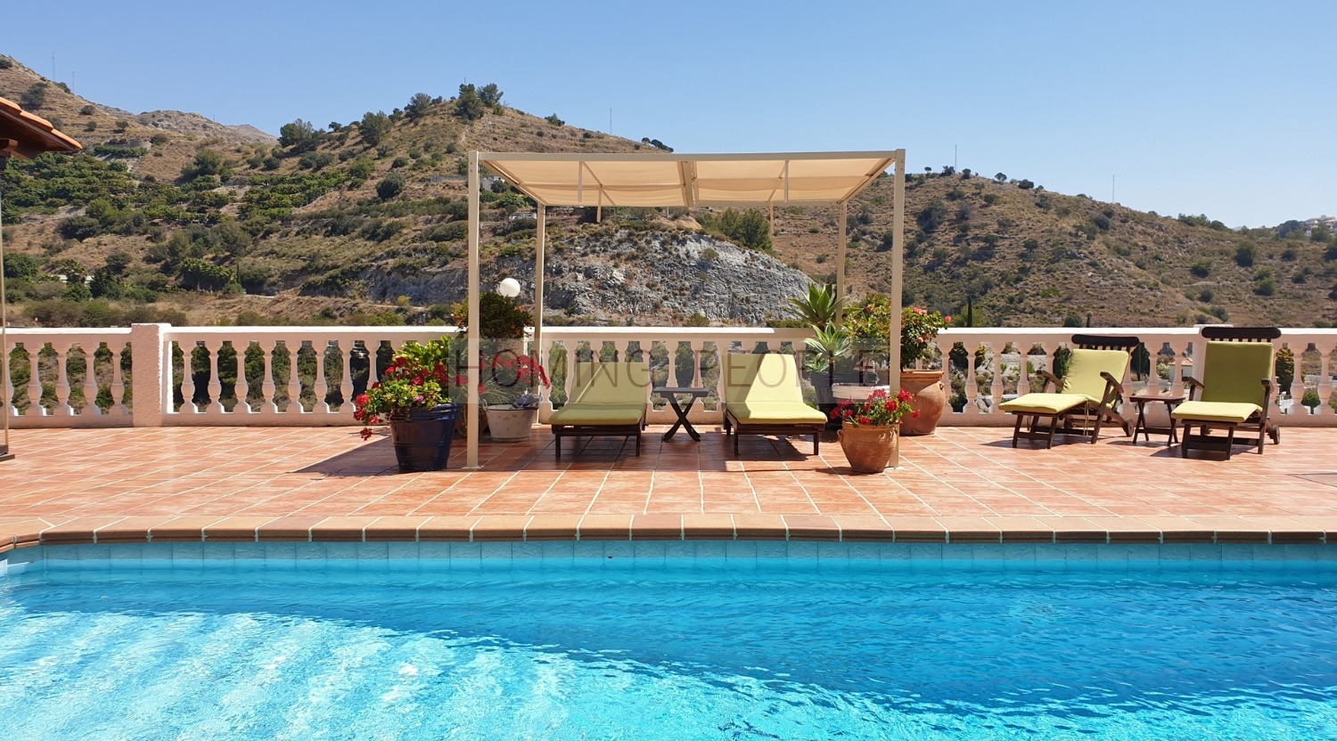 Villa with pool and sea views, located in very sought-after urbanisation