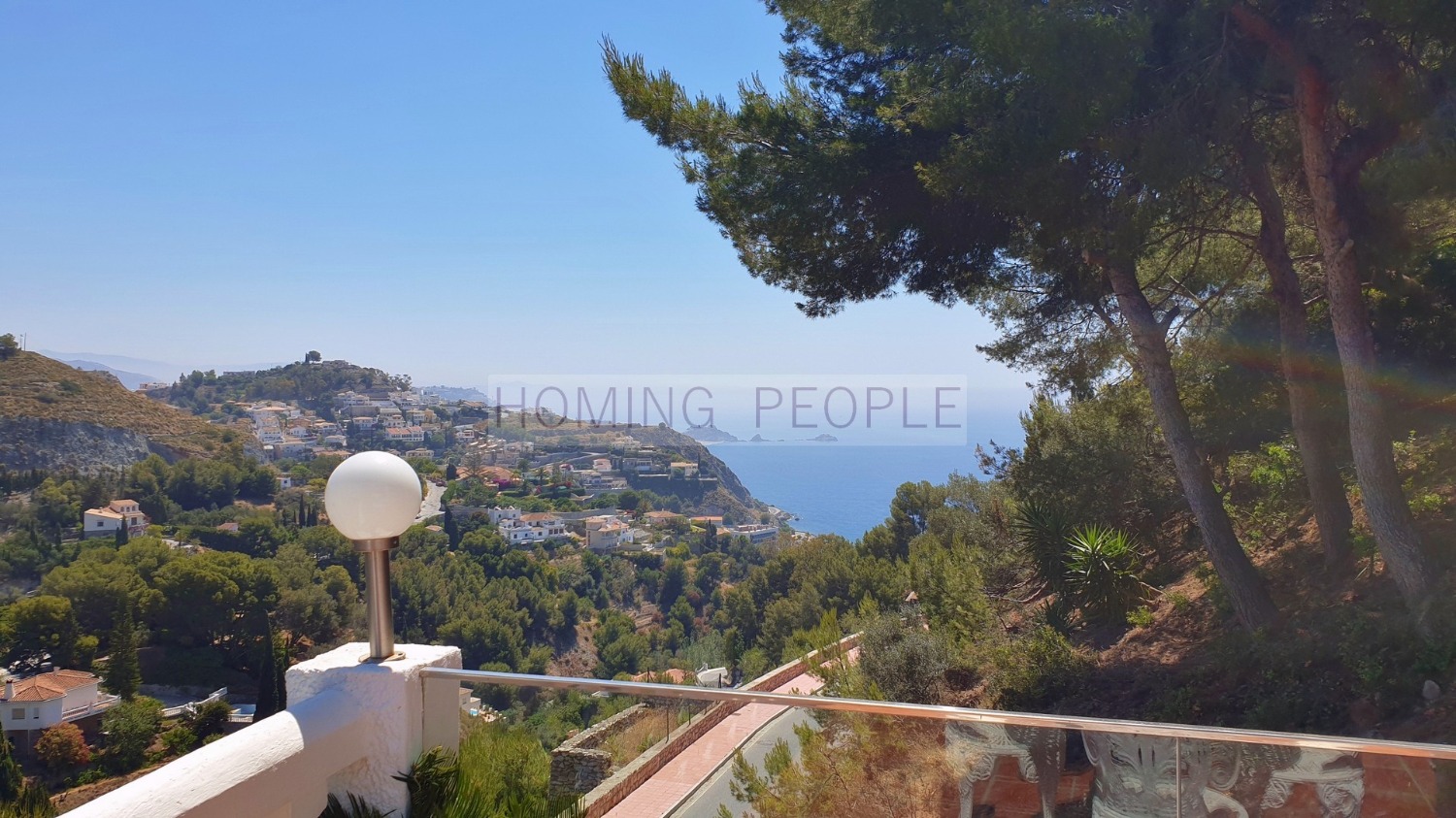 Villa with pool and sea views, located in very sought-after urbanisation