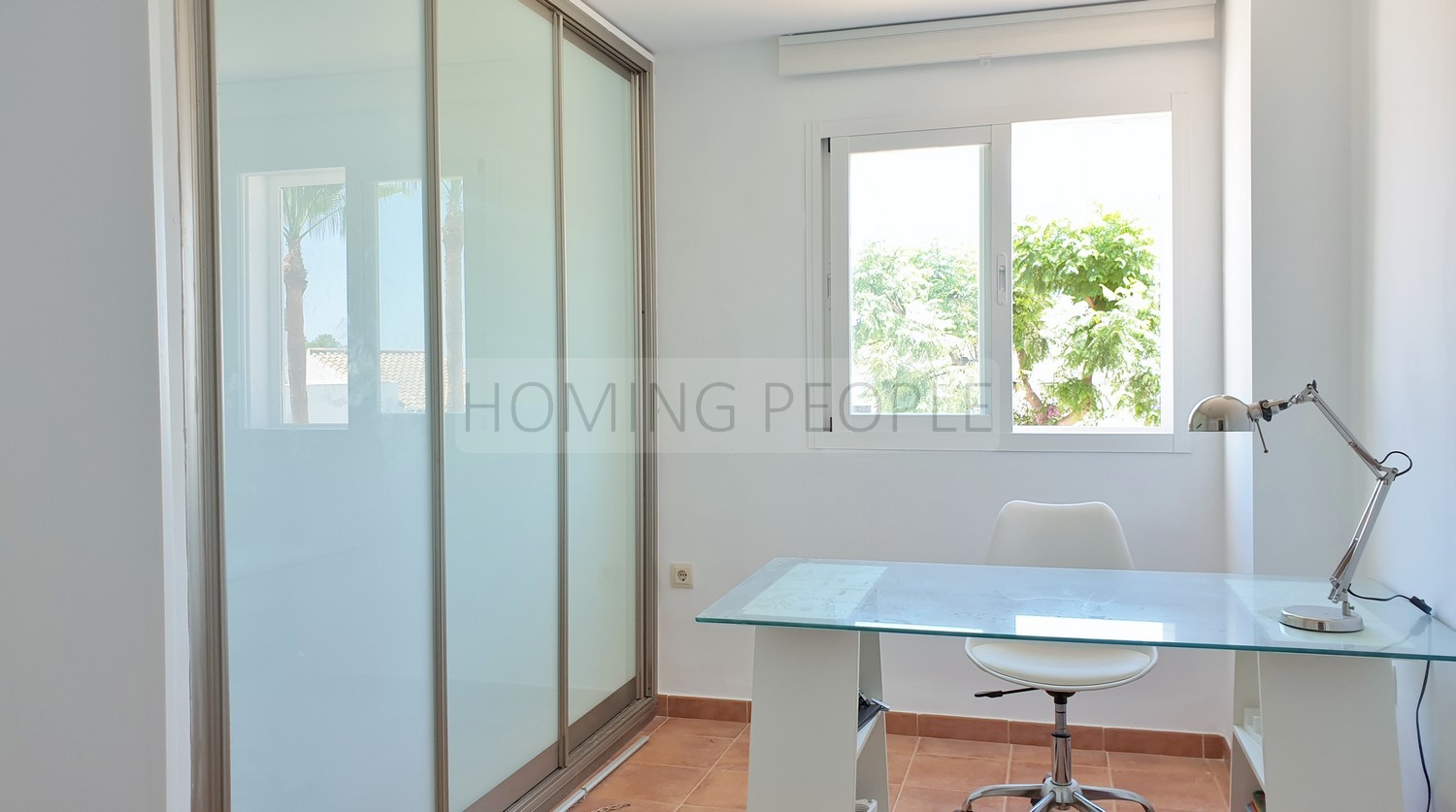 Spacious, freshly decorated home with all fittings and a guest room