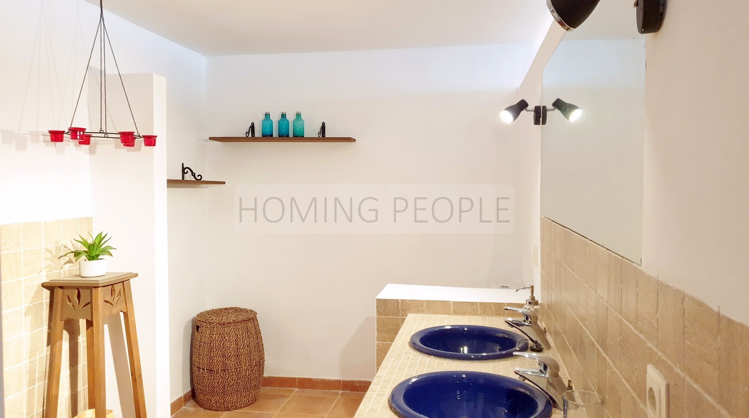 Spacious, freshly decorated home with all fittings and a guest room