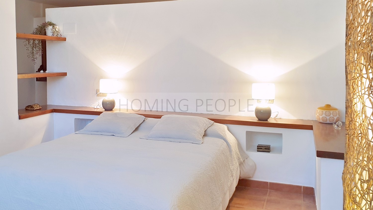 Spacious, freshly decorated home with all fittings and a guest room