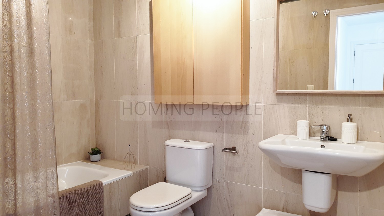 Spacious, freshly decorated home with all fittings and a guest room