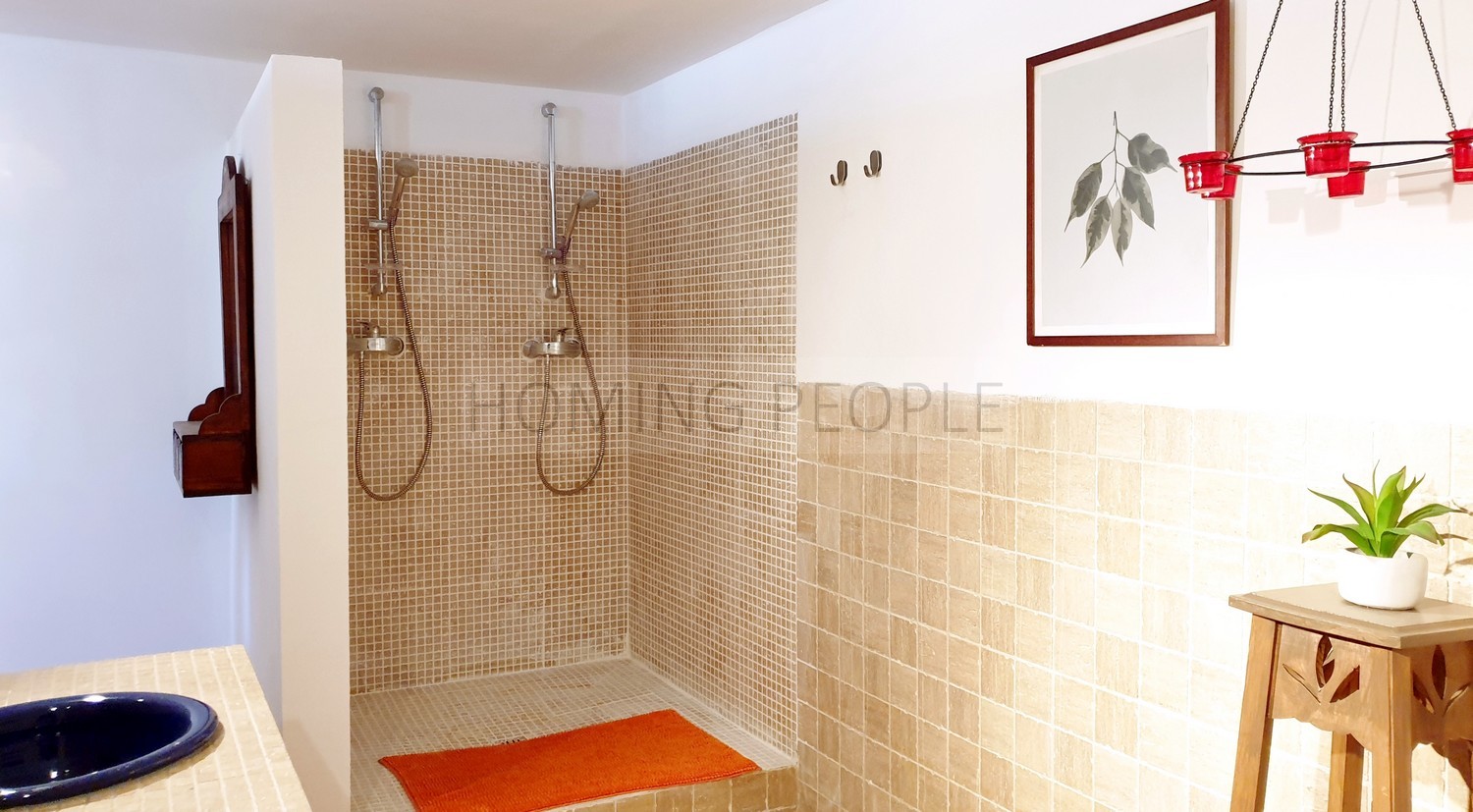 Spacious, freshly decorated home with all fittings and a guest room