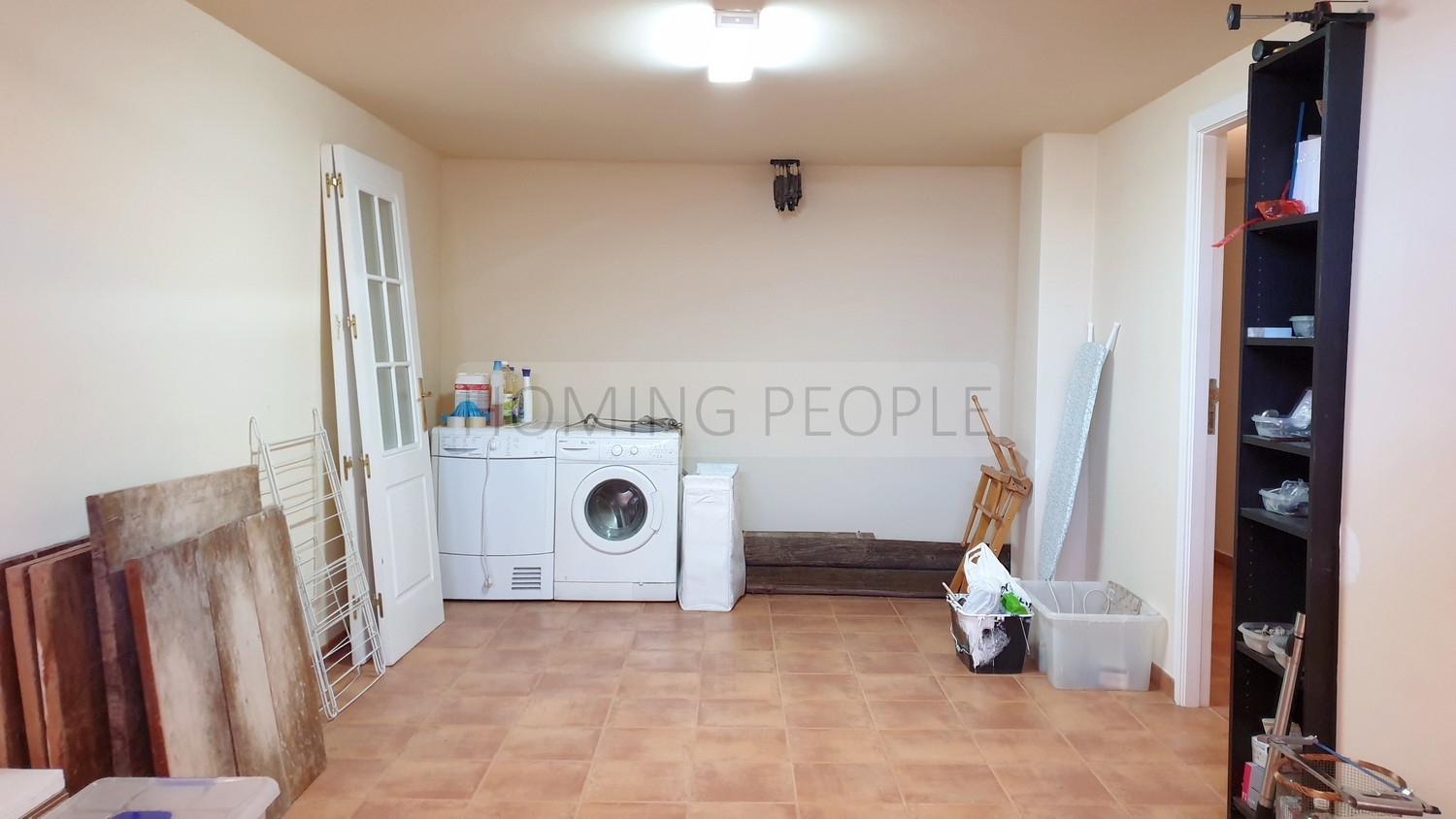 Spacious, freshly decorated home with all fittings and a guest room