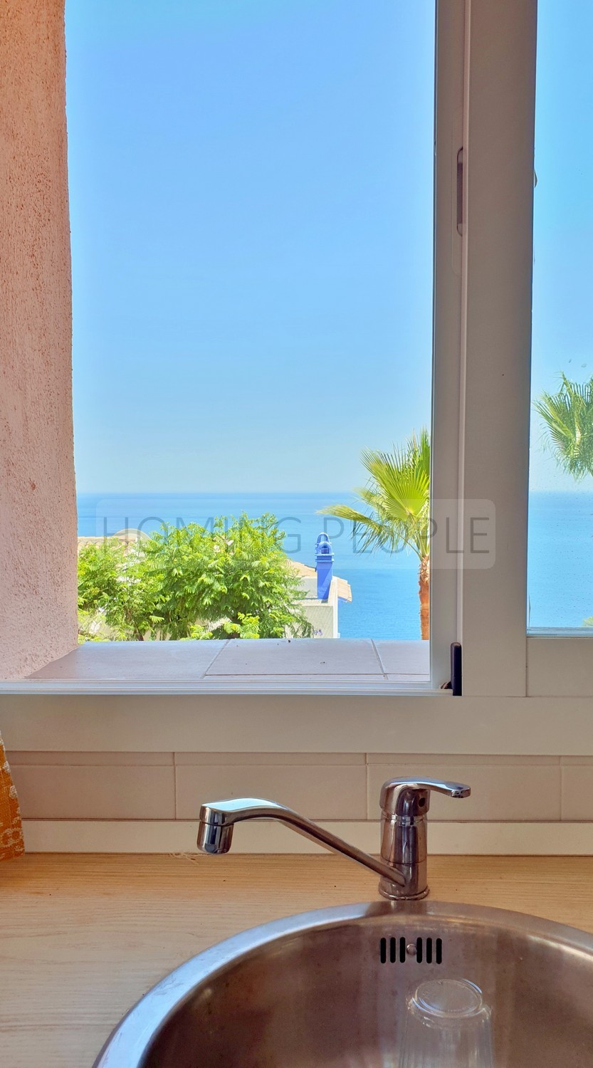 Spacious, freshly decorated home with all fittings and a guest room
