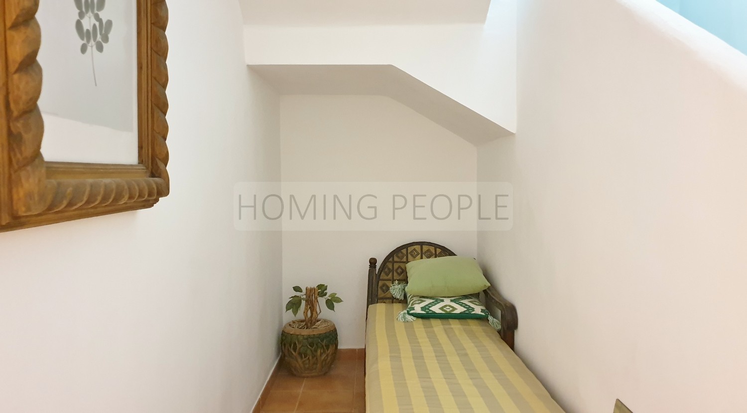 Spacious, freshly decorated home with all fittings and a guest room