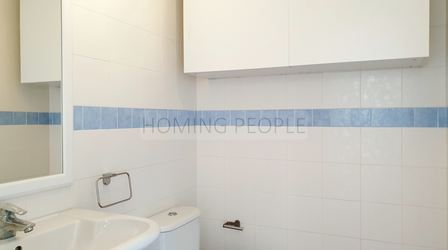 Spacious, freshly decorated home with all fittings and a guest room
