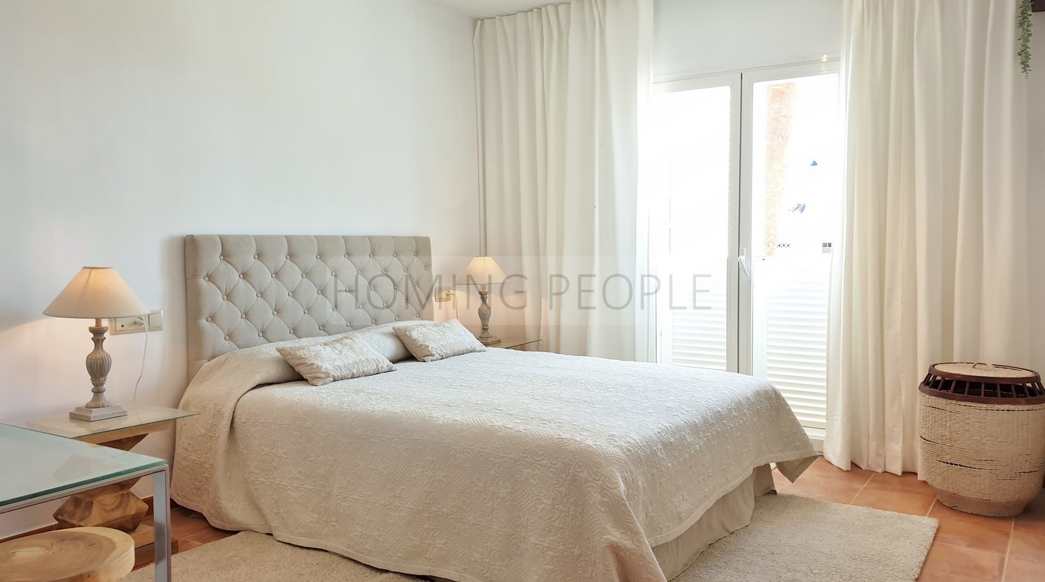 Spacious, freshly decorated home with all fittings and a guest room