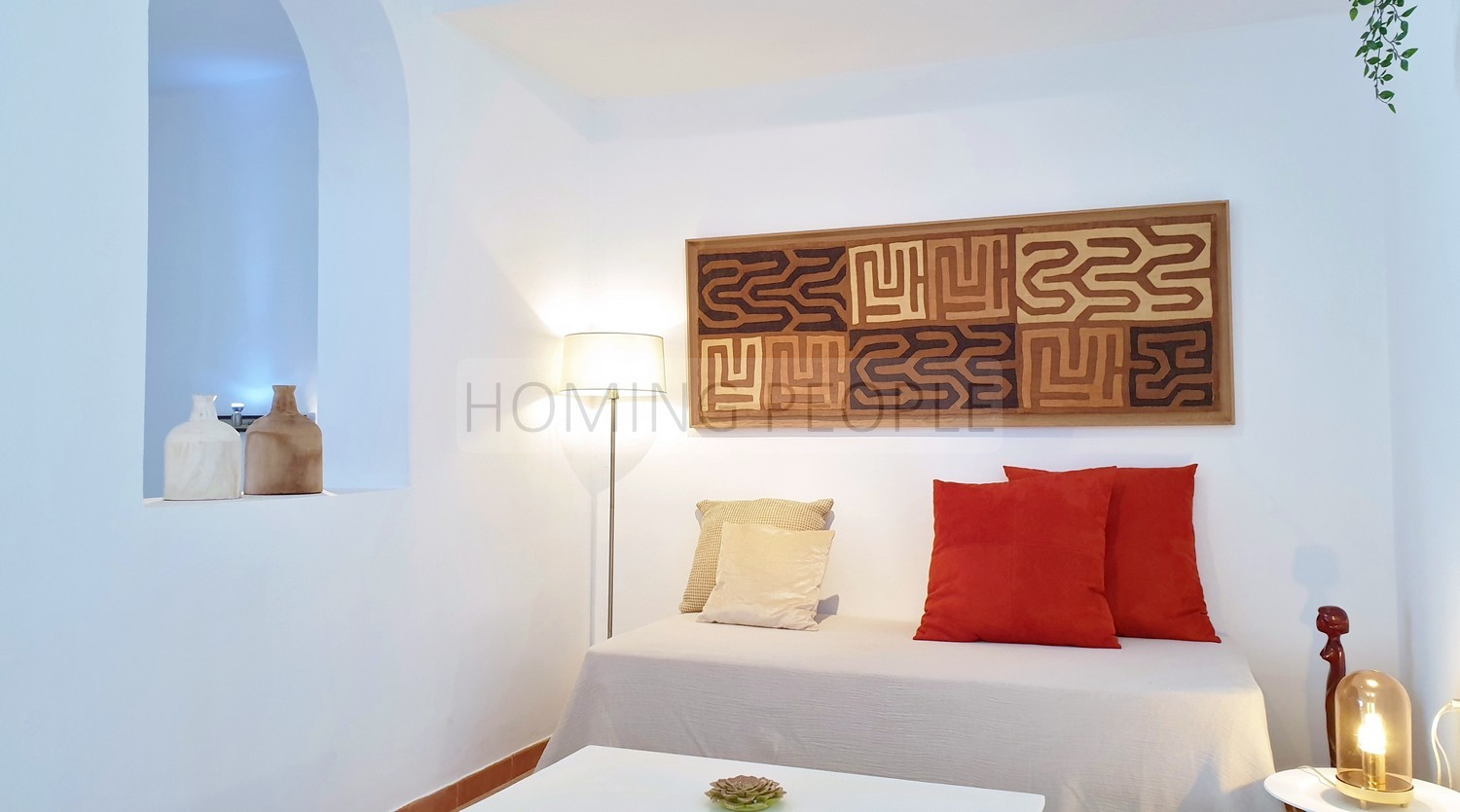 Spacious, freshly decorated home with all fittings and a guest room