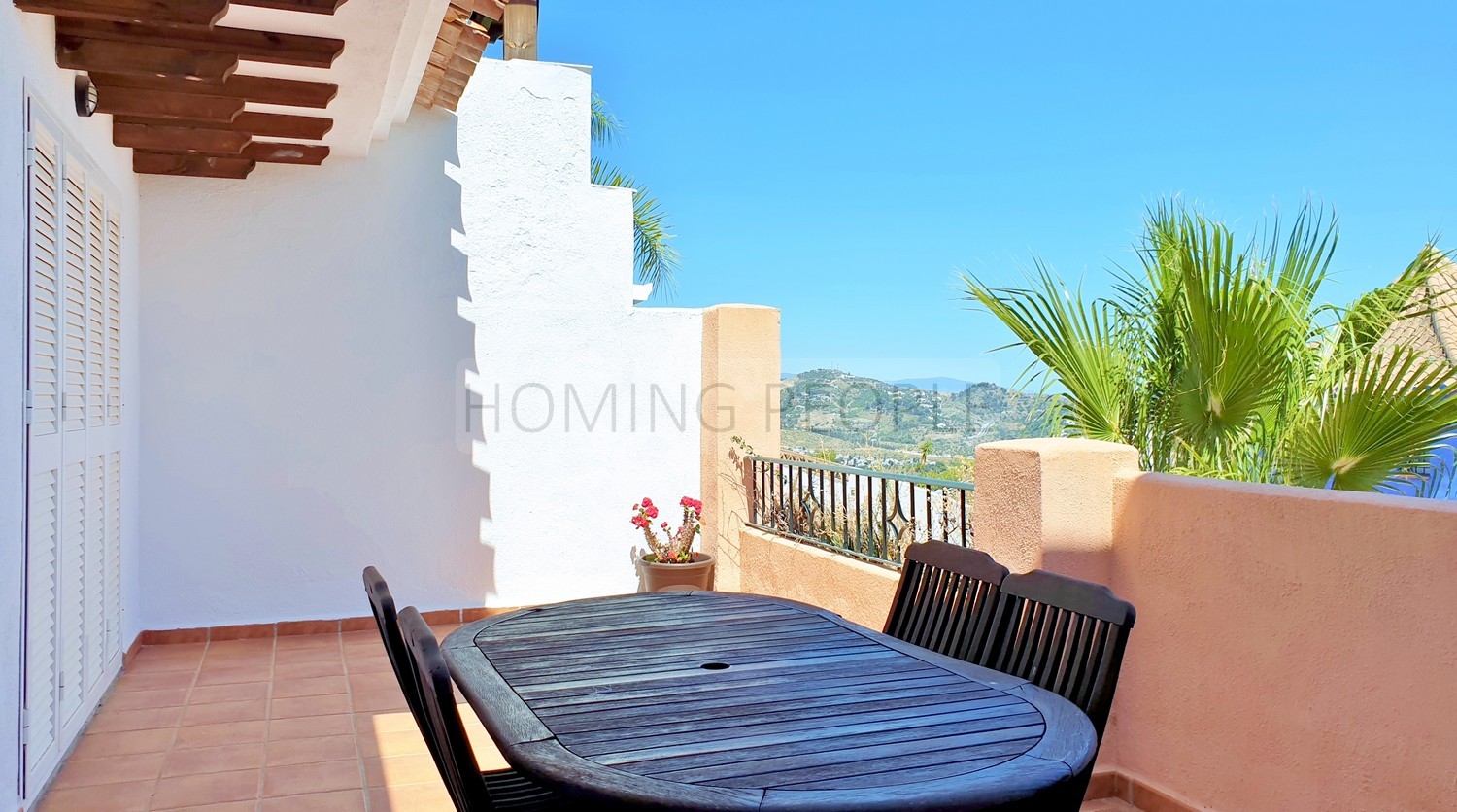 Spacious, freshly decorated home with all fittings and a guest room