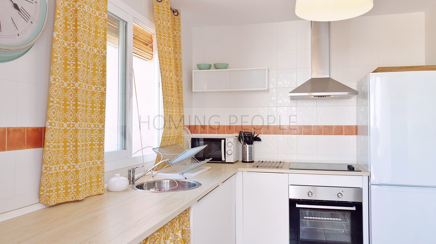Spacious, freshly decorated home with all fittings and a guest room