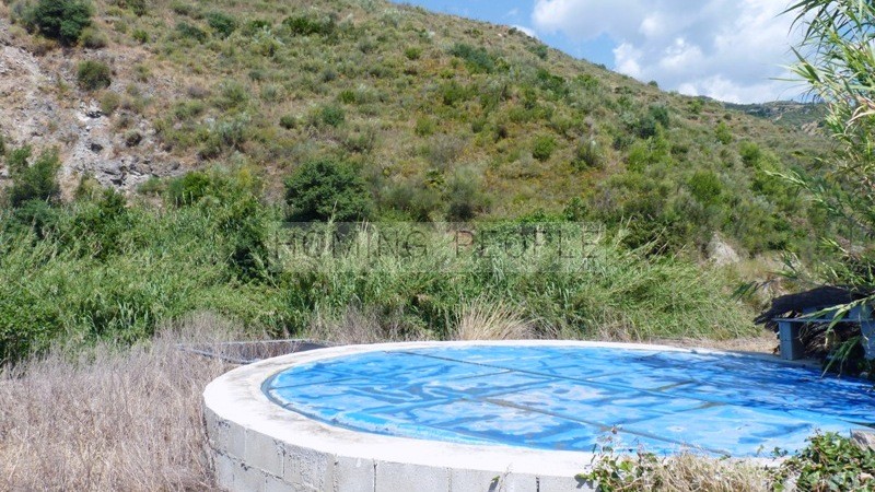 Cortijo con dos casas adosadas a reformar con mucho potencial, entorno natural y aislado bordeando un arroyo