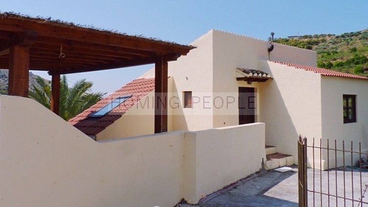 Cortijo con dos casas adosadas a reformar con mucho potencial, entorno natural y aislado bordeando un arroyo