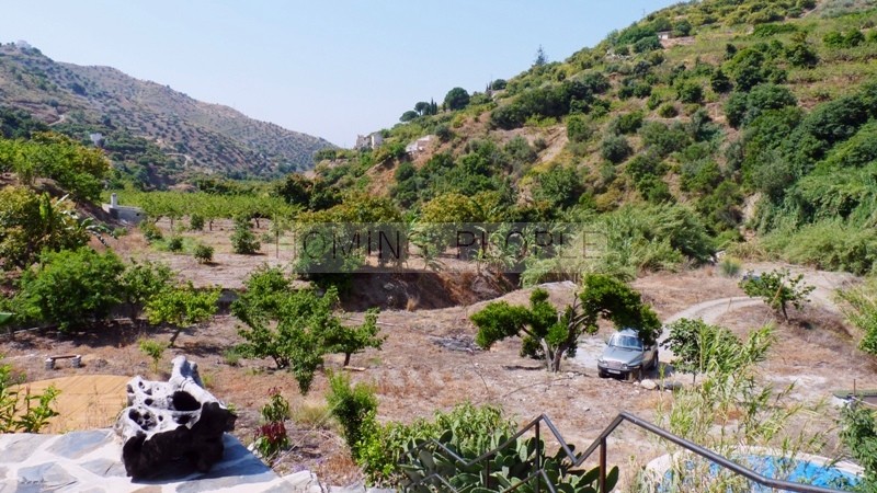 Cortijo con dos casas adosadas a reformar con mucho potencial, entorno natural y aislado bordeando un arroyo