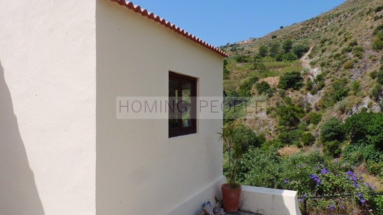 Cortijo con dos casas adosadas a reformar con mucho potencial, entorno natural y aislado bordeando un arroyo