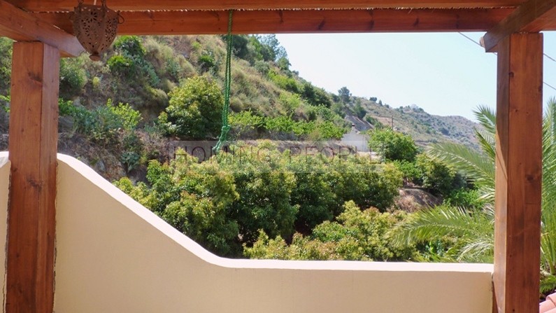 Cortijo con dos casas adosadas a reformar con mucho potencial, entorno natural y aislado bordeando un arroyo