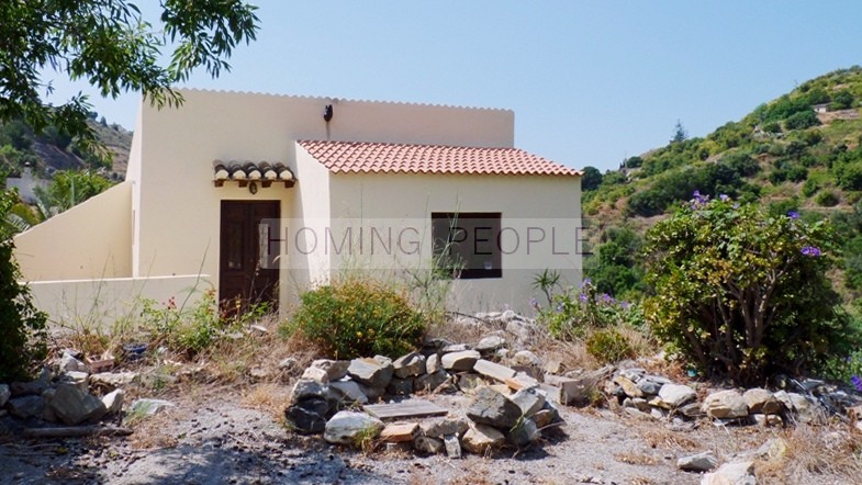 Cortijo con dos casas adosadas a reformar con mucho potencial, entorno natural y aislado bordeando un arroyo