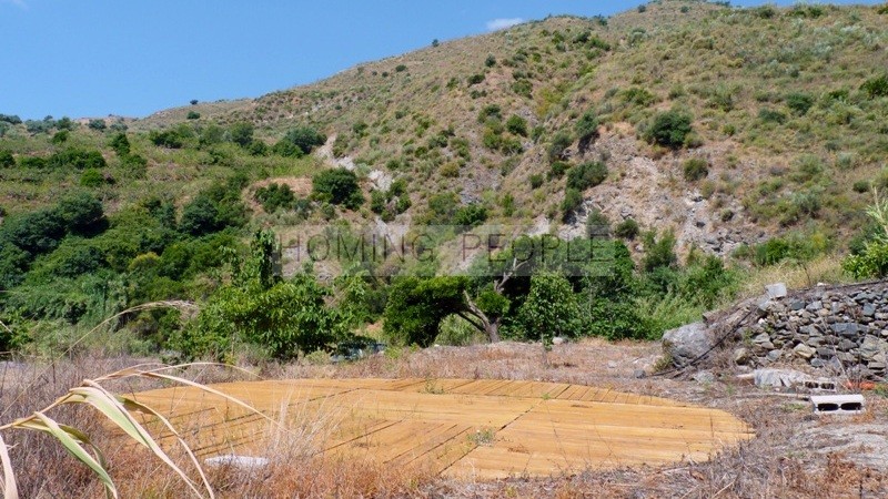 Cortijo con dos casas adosadas a reformar con mucho potencial, entorno natural y aislado bordeando un arroyo