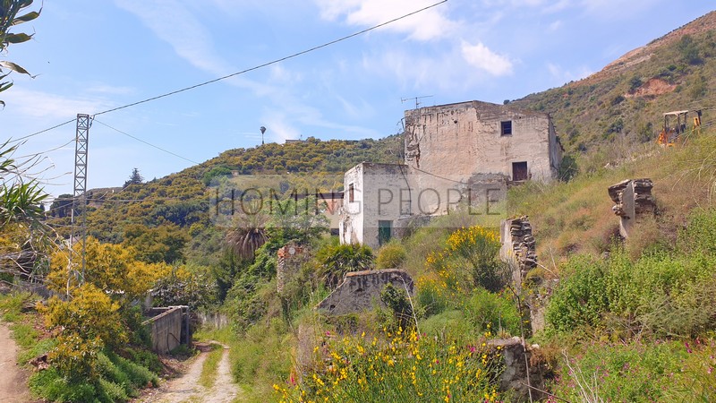 Cortijo con dos casas adosadas a reformar con mucho potencial, entorno natural y aislado bordeando un arroyo