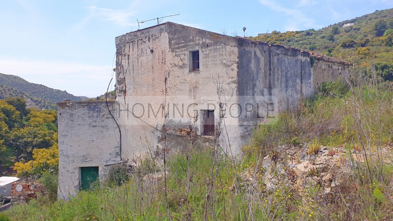Cortijo con dos casas adosadas a reformar con mucho potencial, entorno natural y aislado bordeando un arroyo