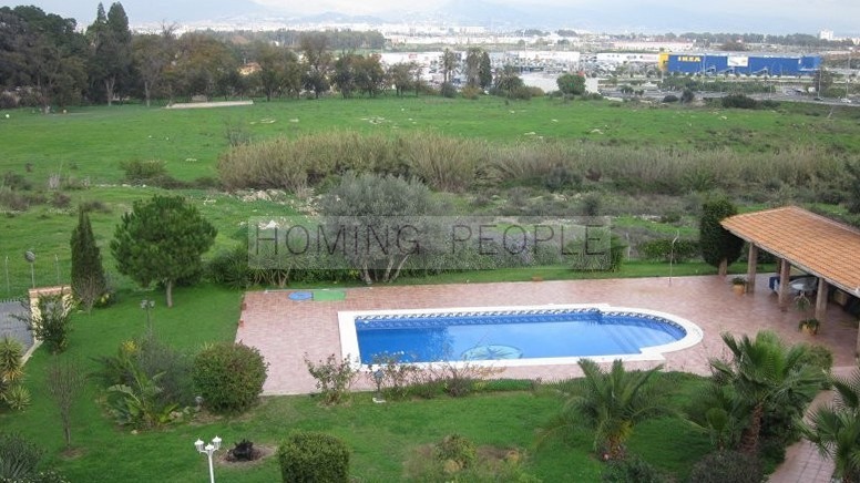 Villa de style colonial avec piscine, jardin, garage... et proche de tout!