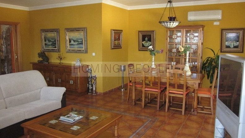 Colonial-style villa with pool, gardens, garage... and close to all amenities!