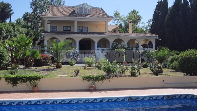 Villa de estilo colonial con piscina, jardines, garage... y cerca de todo!