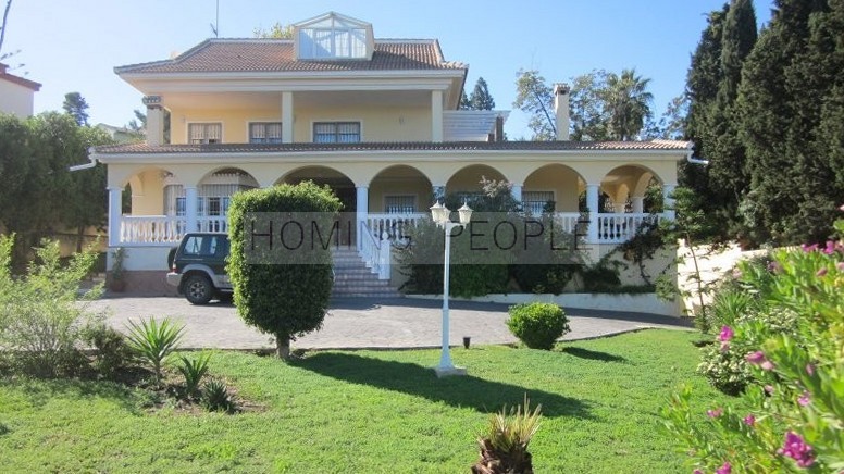 Villa de estilo colonial con piscina, jardines, garage... y cerca de todo!