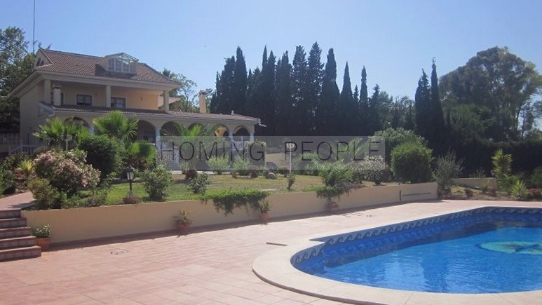 Villa de style colonial avec piscine, jardin, garage... et proche de tout!