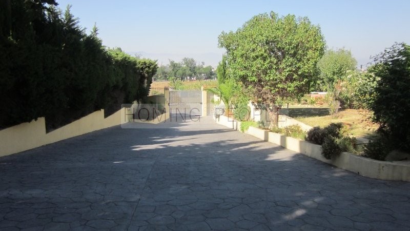 Villa de style colonial avec piscine, jardin, garage... et proche de tout!