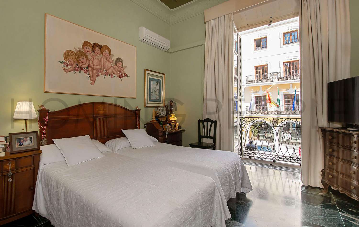 Neo-Renaissance building in Plaza de la Constitución with great investment possibilities