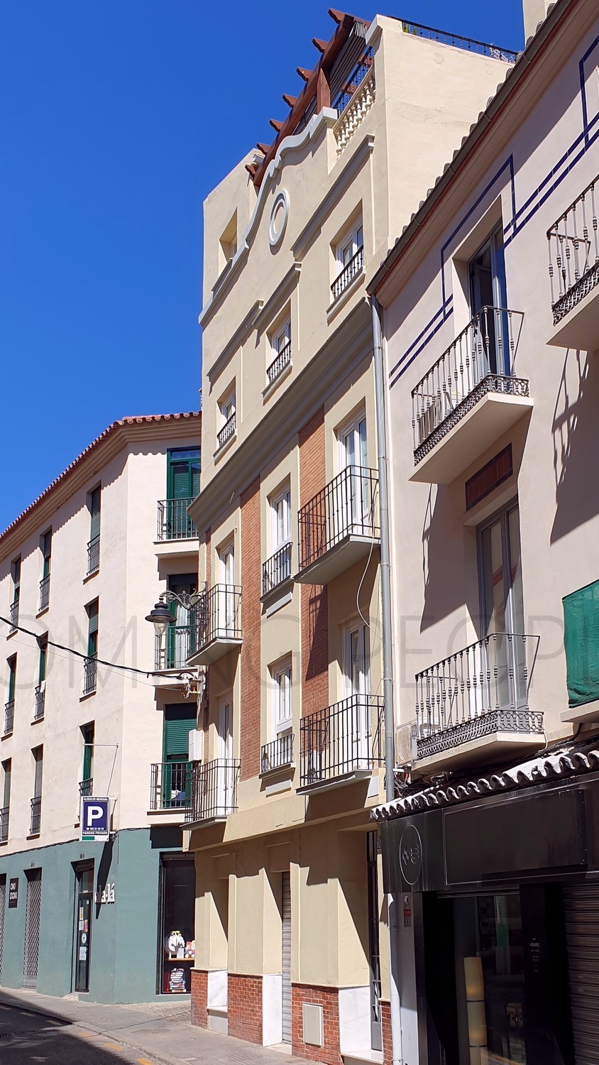 [ALQUILADO]: Apartamento nuevo sin amueblar: Mucha luz en edificio céntrico y con encanto