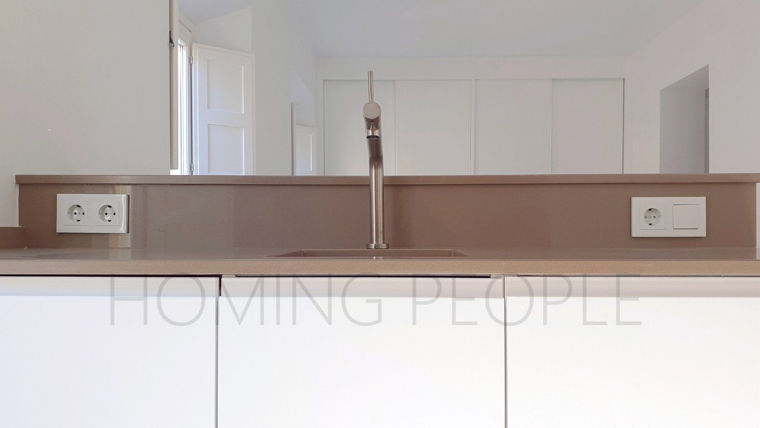 [ALQUILADO]: Apartamento nuevo sin amueblar: Mucha luz en edificio céntrico y con encanto